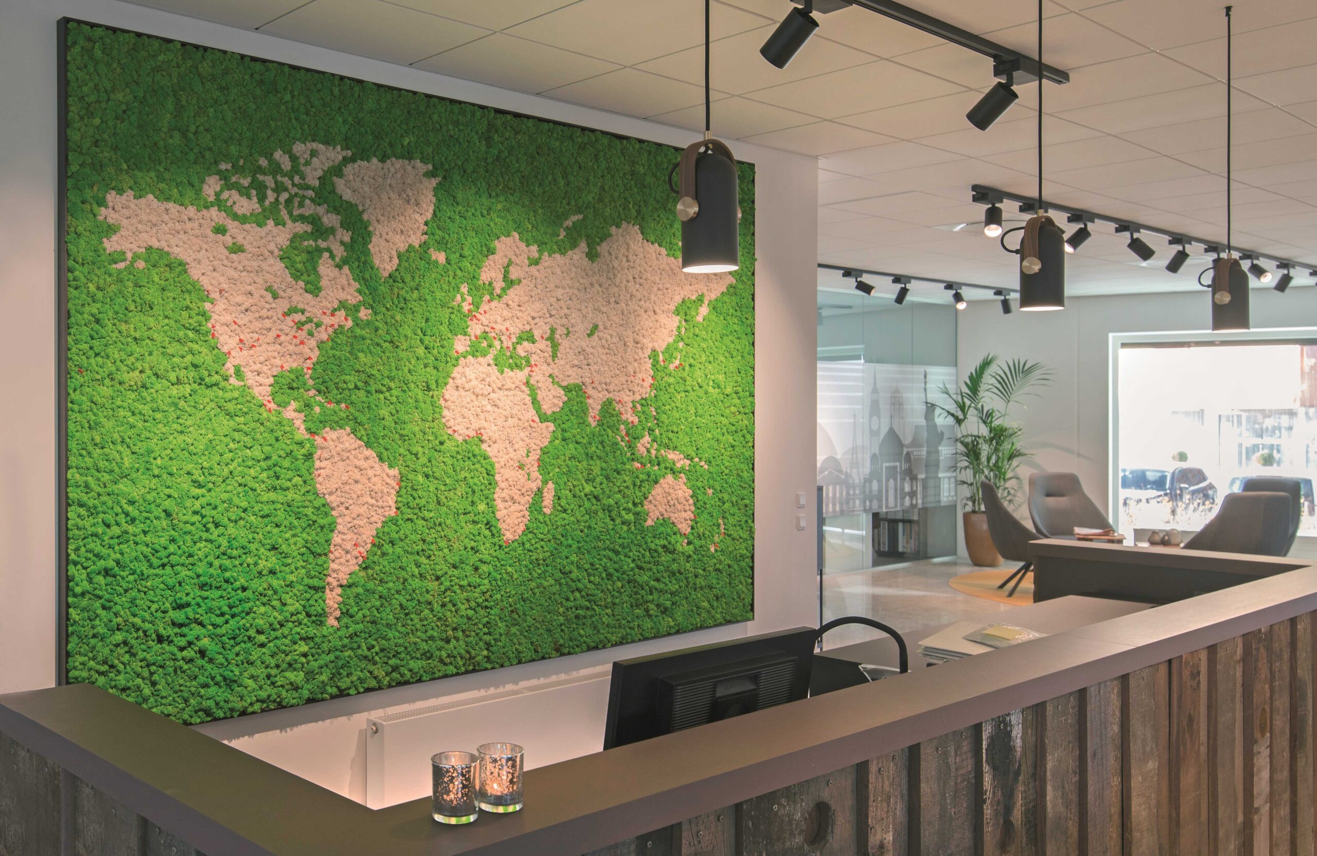 1660850098929 Design meets Nature: Mooswand im Büro mit Weltkarte